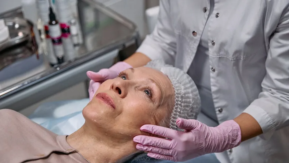 vampire rejuvenation PRP - terapi vampire facial dengan Platelet Rich Plasma untuk peremajaan kulit dan rambut di Surabaya Skin Centre