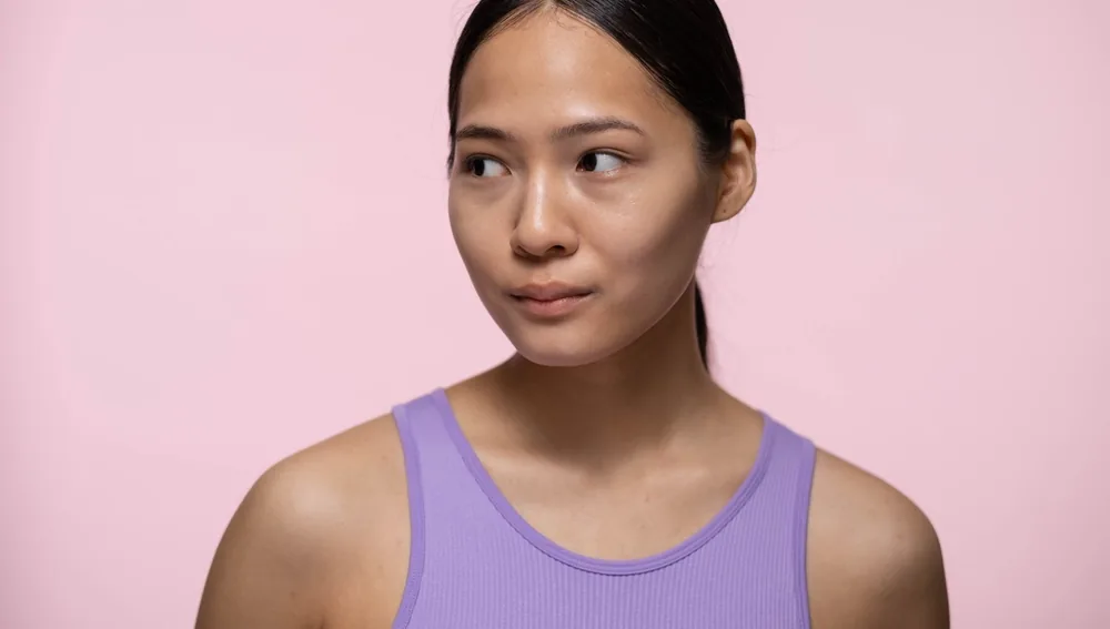 Perempuan dengan kulit sehat dan glowing, gambaran glass skin yang jadi target perawatan kulit